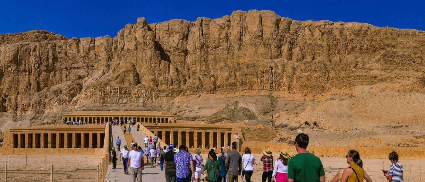 picture-of-the-entrance-to-the-Temple-of-Hatshepsut-during-the-entry-of-visitors