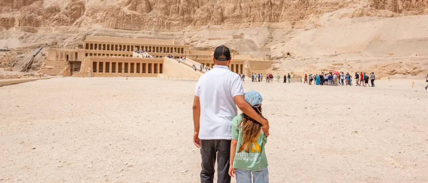 A-stunning-photograph-of-a-girl-and-her-father-standing-in-front-of-the-Temple-of-Hatshepsut